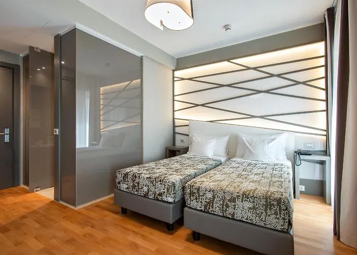 Fortyfive Squared Otel